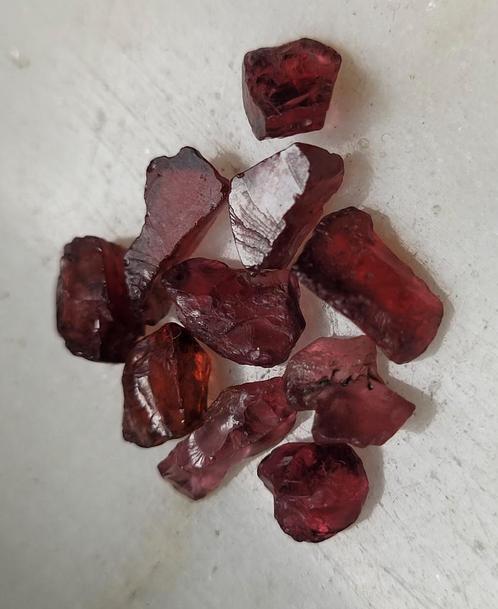Granaat rode kristallen 10 stuks uit India (2), Verzamelen, Mineralen en Fossielen, Mineraal, Ophalen of Verzenden