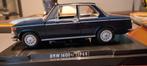 BMW 1600 ti blauw 1968 1:24 op display met vitrinekapje, Ophalen, Zo goed als nieuw