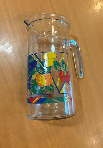 Glazen karaf beschikbaar voor biedingen