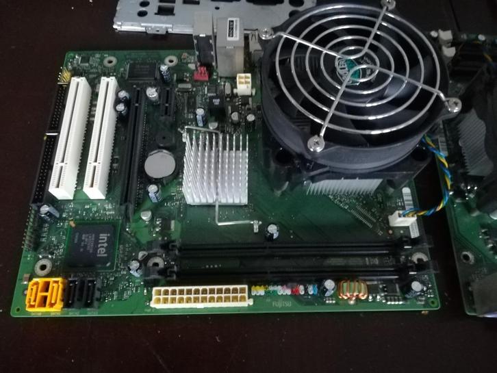 Moederbord fujitsu socket775 + iQuad CoreQ9505 + 2gb ddr3, Informatique & Logiciels, Cartes mères, Intel, DDR3, Enlèvement ou Envoi