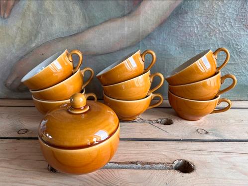 9 tasses et sucrier vintage marron clair, probablement Boch, Antiquités & Art, Antiquités | Services (vaisselle) pièces, Enlèvement ou Envoi