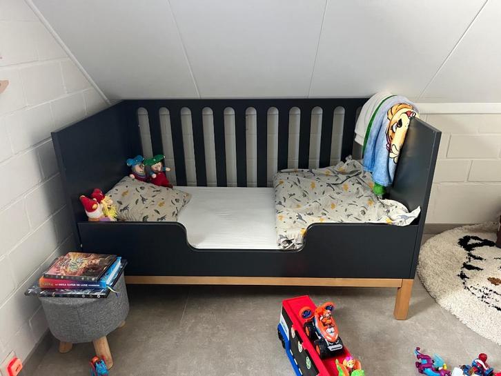 Bed en kast Quax Indigo Moonshadow, Kinderen en Baby's, Kinderkamer | Bedden, Gebruikt, Lattenbodem, Matras, Ophalen