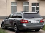 Mercedes-Benz E200 Avantgarde • Panoramadak • TV, Auto's, Achterwielaandrijving, 4 cilinders, Leder, 5 deurs