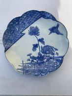 japans shoki imari bord in blauw wit decor, Antiek en Kunst, Ophalen of Verzenden