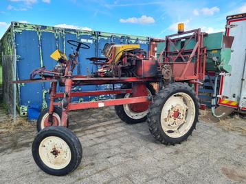 Portaal tractor trekker zaaibak beschikbaar voor biedingen
