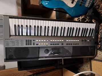 YAMAHA PSR-E443 + pédale sustain + siège piano + pied, Musique & Instruments, Enlèvement, Comme neuf, Yamaha