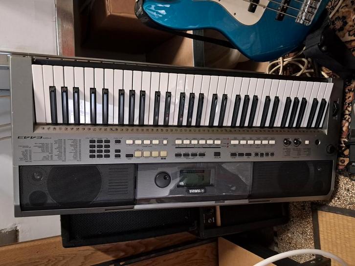 YAMAHA PSR-E443 + pédale sustain + siège piano + pied, Muziek en Instrumenten, Keyboards, Zo goed als nieuw, Yamaha, Ophalen
