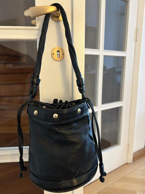 sac bandoulière en cuir - noir, Handtassen en Accessoires, Tassen | Damestassen, Gebruikt, Schoudertasje, Zwart, Ophalen