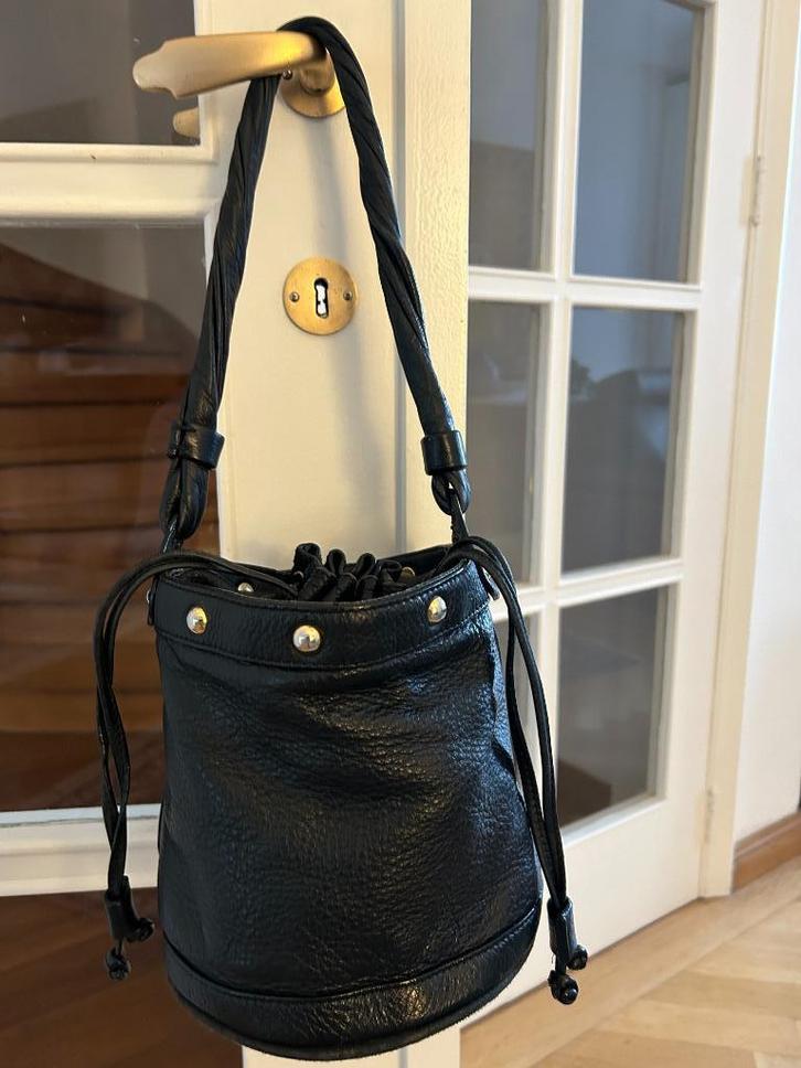 sac bandoulière en cuir - noir, Handtassen en Accessoires, Tassen | Damestassen, Gebruikt, Schoudertasje, Zwart, Ophalen