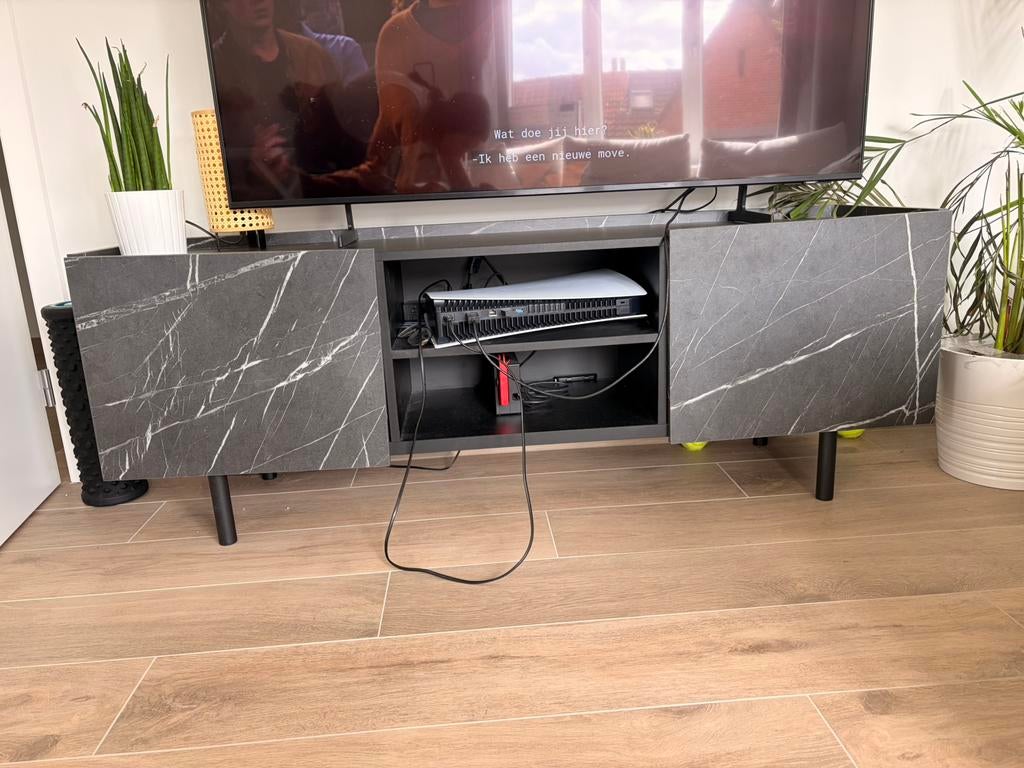 Prachtig TV-meubel KRONDAL (JYSK) – Zwart Marmerlook, Huis en Inrichting, Kasten |Televisiemeubels, Zo goed als nieuw, Minder dan 100 cm