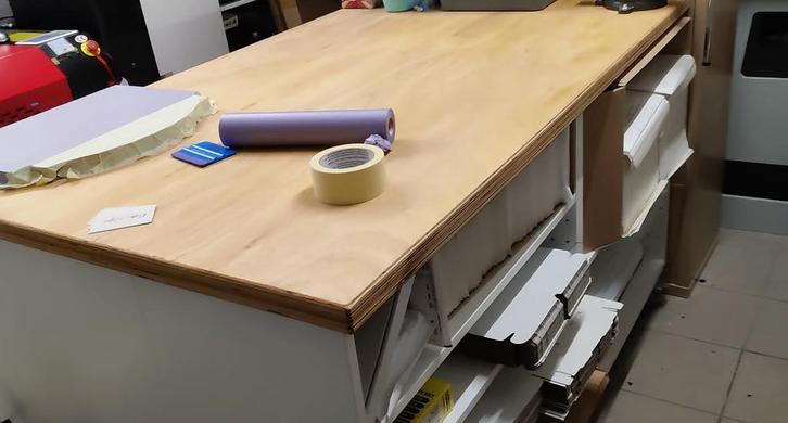 Grand établi avec étau sur roulettes, Bricolage & Construction, Établis, Comme neuf, 120 à 170 cm, Étau, Enlèvement