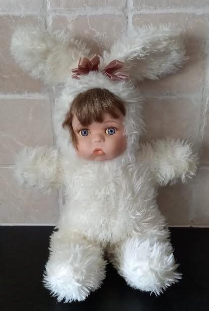 porseleinen popje met konijnpakje, Verzamelen, Poppen, Zo goed als nieuw, Pop, Ophalen of Verzenden