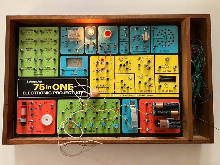 Tandy 75 in 1 electronic project kit  uit 1976, Antiek en Kunst, Antiek | Speelgoed, Ophalen