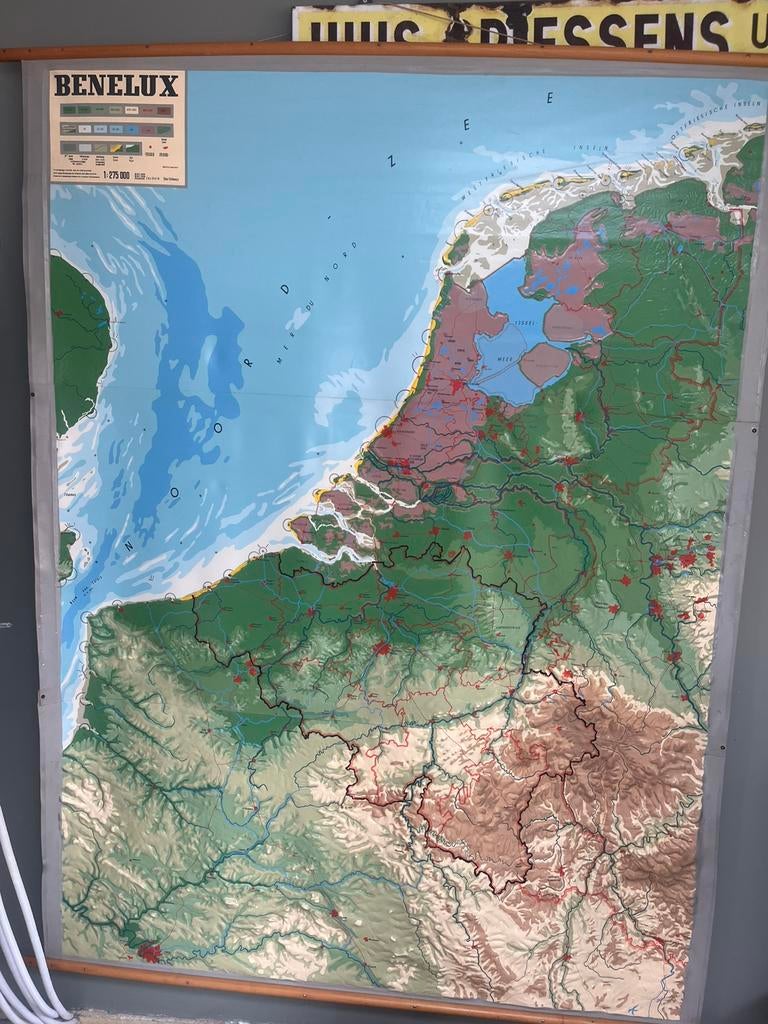 Schoolkaart Benelux relief, Antiek en Kunst, Antiek | Schoolplaten, Ophalen