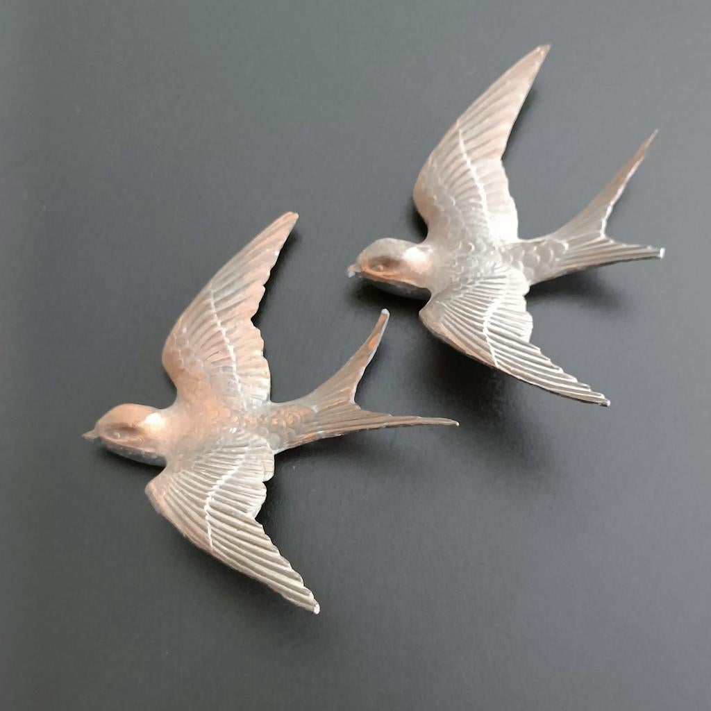 Twee metalen zwaluwen., Ophalen of Verzenden