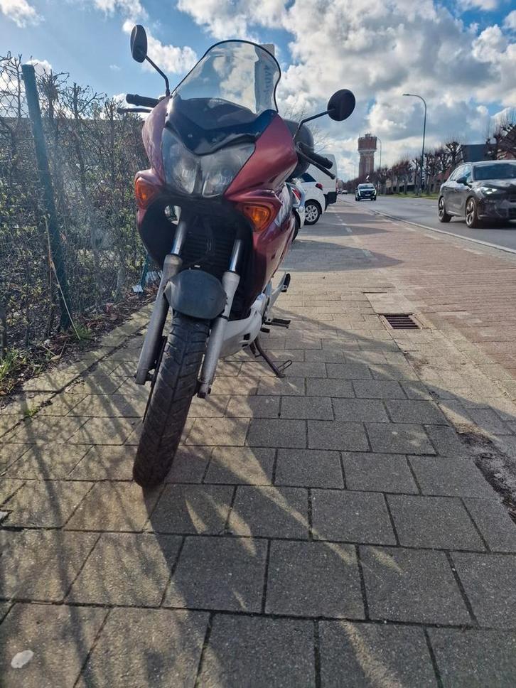 Op te knappen Honda Varadero XL125V, Motos, Motos | Honda, Particulier, Enduro, jusqu'à 11 kW, 2 cylindres, Permis Moto A1 minimum