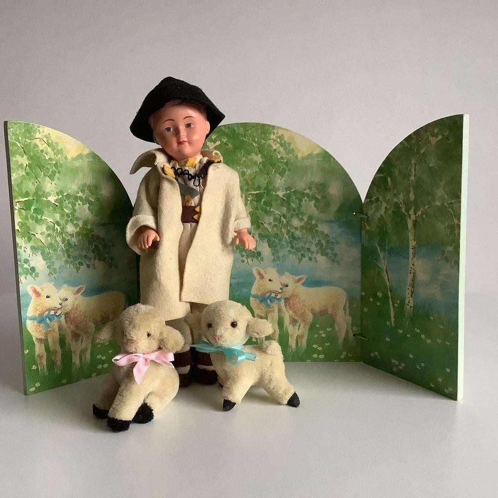 vintage speelgoed lentetafereel herder + lammetjes + scherm, Verzamelen, Poppen, Zo goed als nieuw, Pop, Ophalen of Verzenden