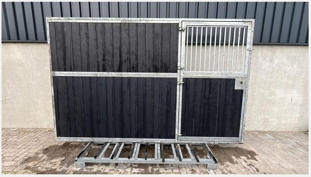 Voorwand met deur rechts | 3500 x 2200 mm. | B-Keuze, Pâturage, 4 chevaux ou poneys ou plus