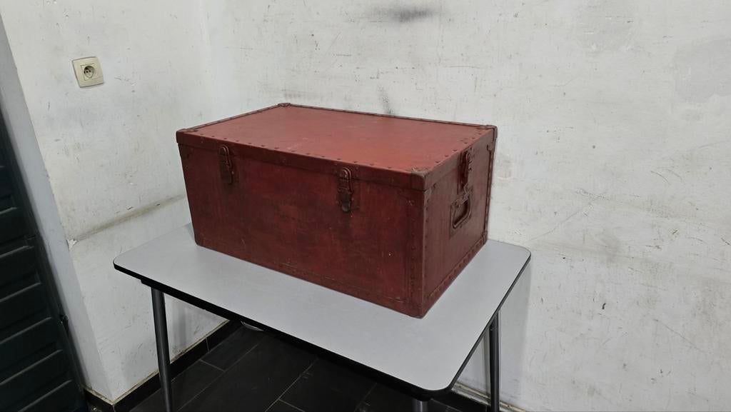 oude houten kist in lichtrode kleur in perfecte staat