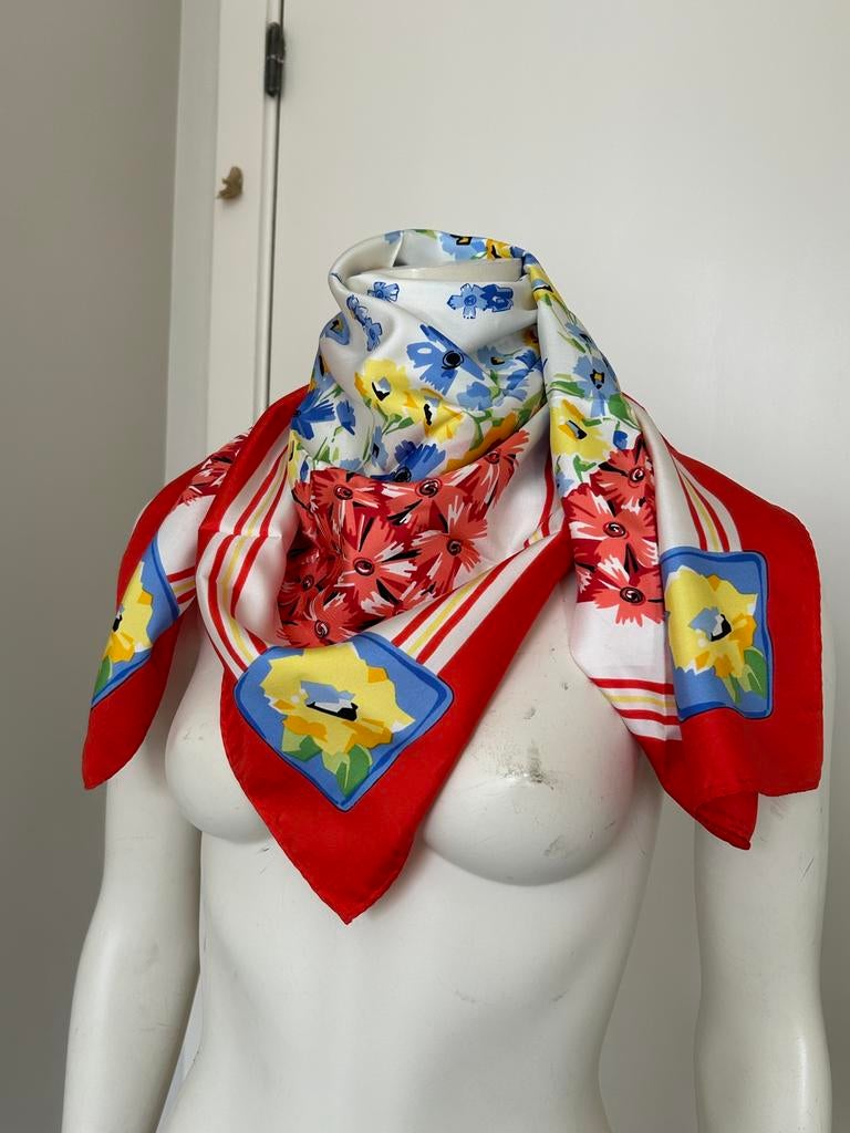 Courrèges carré soie 90 motifs, Enlèvement ou Envoi, Comme neuf