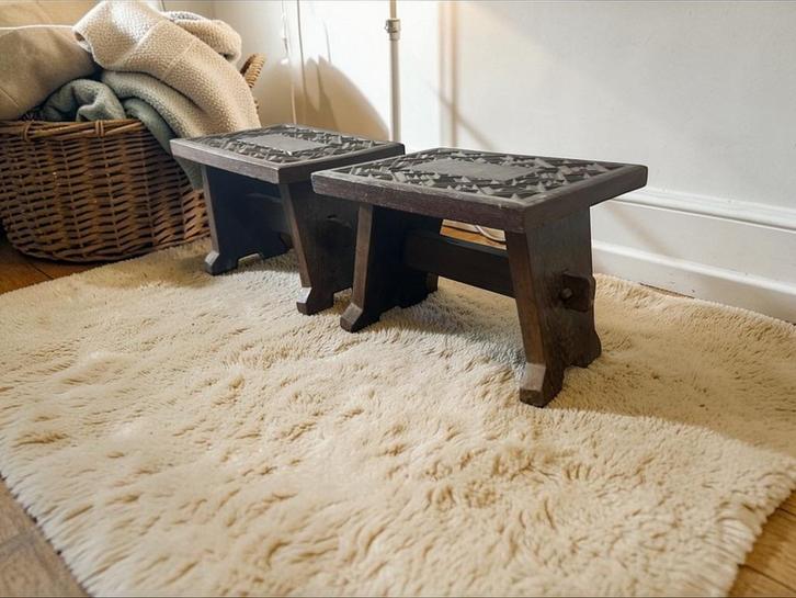 Vintage brutalist houten krukje / bijzettafel /plantentafel, Antiek en Kunst, Curiosa en Brocante, Ophalen