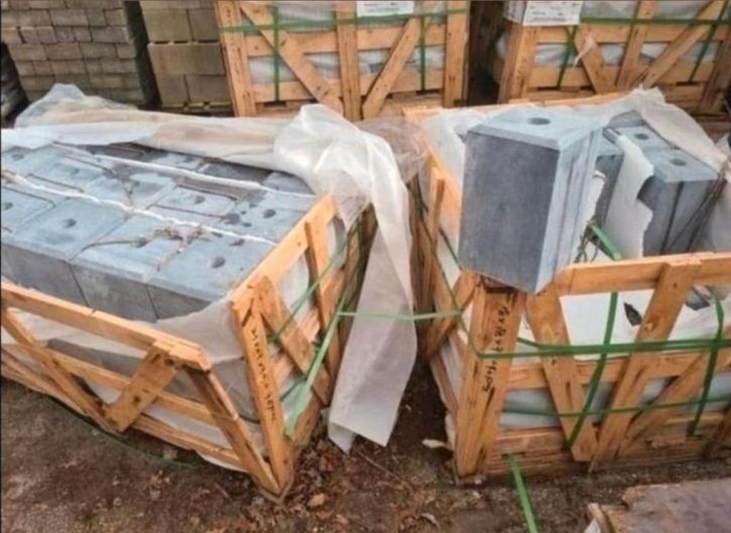 Sokkels in blauwe hardsteen, Enlèvement, Chêne