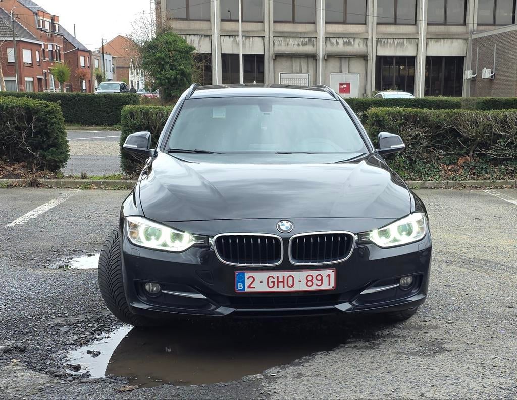 BMW 318D 06/2013 / 177k-sport line 143pk NIEUWE MOTOR, Auto's, BMW, Euro 5, Zwart, Zwart, LED verlichting