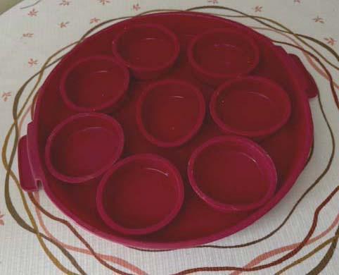 Moule à tarte en silicone + 8 petits moules – parfait état, Maison & Meubles, Cuisine| Tupperware, Comme neuf, Balance, Rouge