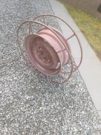 Zelfgebouwd ijzeren systeem om tuinslang op te rollen, Ophalen