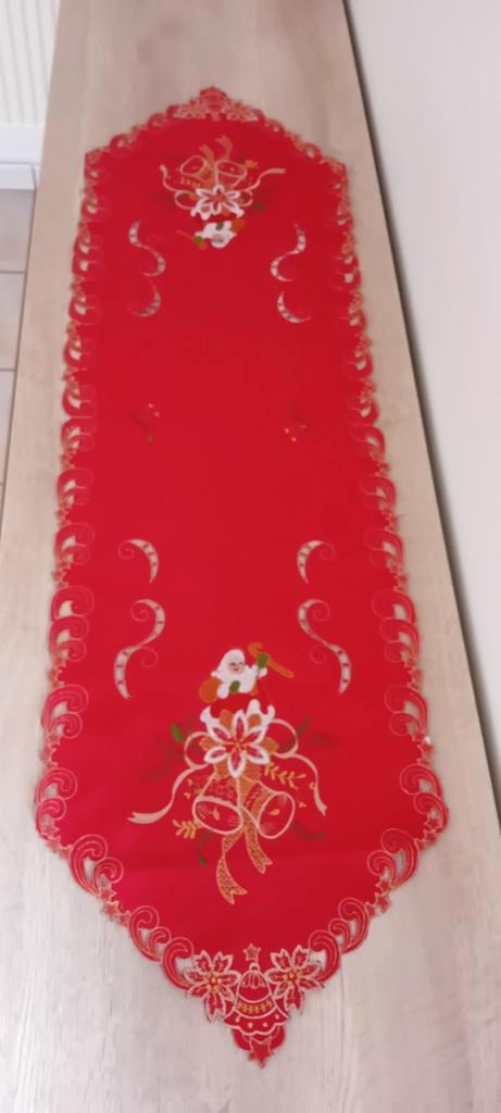 Napperon rouge motifs de Noël 131 x 38 cm, Maison & Meubles, Nappes, Neuf, Rectangle, Intérieur, Enlèvement ou Envoi