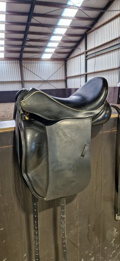 Dressuurzadel 17 inch, Animaux & Accessoires, Chevaux & Poneys | Selles, Enlèvement
