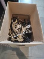 Une caisse de cintres à donner (cinquantaine), Enlèvement