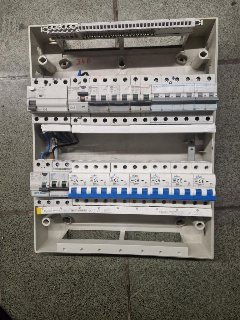 De elektrische zekeringkast en zekeringen zijn compleet., Doe-het-zelf en Bouw, Ophalen of Verzenden
