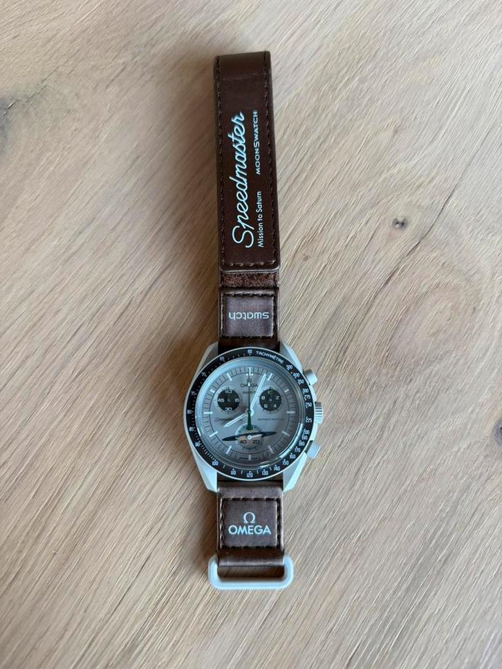 Swatch x Omega Moonswatch “Mission to Saturn”, Handtassen en Accessoires, Horloges | Dames, Zo goed als nieuw, Swatch, Ophalen