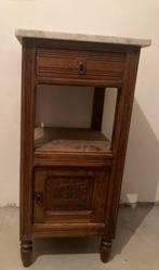 Antieken kastje met marmeren blad, Enlèvement