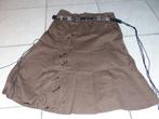 Jolie jupe marron avec surpiqûres florales, Vêtements | Femmes, Jupes, Taille 38/40 (M), Enlèvement ou Envoi, Comme neuf, Brun