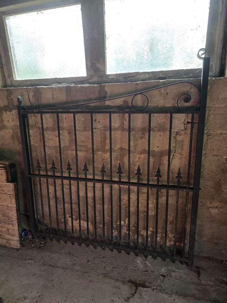 2 poorten met palen erbij, Ophalen