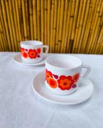 2 tasses et soucoupes vintage Arcopal Lotus rouges & oranges, Uni, Enlèvement ou Envoi, Verre, Utilisé