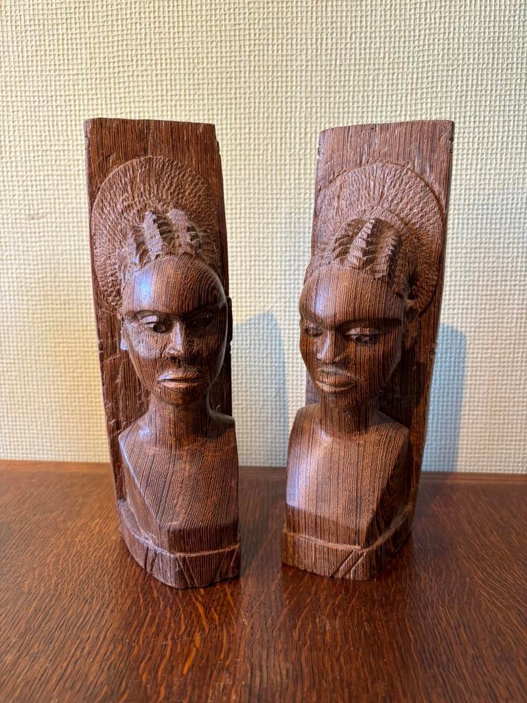 Paire de bustes de femme en bois sculpté - L'atelier Belle Lurette