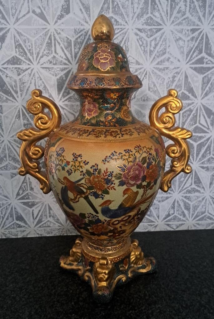 Vase peint à la main, Enlèvement