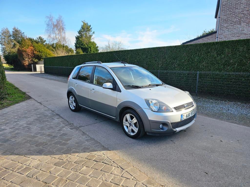 Ford Fiesta Cross 067 000 km Approuvé à la vente, Argent ou Gris, Achat, Boîte manuelle, Entretenue par le concessionnaire