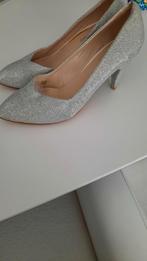 ZILVERKLEURIGE PUMPS M40.  ALS NIEUW, Kleding | Dames, Ophalen of Verzenden, Zo goed als nieuw, Pumps