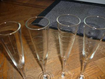4 hoge champagneglazen beschikbaar voor biedingen