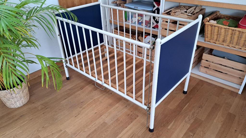 Kinderbedje retro, Kinderen en Baby's, Kinderkamer | Bedden, Gebruikt, Minder dan 140 cm, Minder dan 70 cm, Lattenbodem, Matras