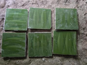 6 groene (wand/faience) tegels  & betonplaat ±80/80  ±8 dik beschikbaar voor biedingen