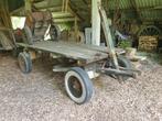 Houten hooiwagen en oude stootkar, Ophalen