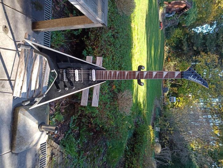 Jackson JS32 King V AH BK prijsverlaging, Muziek en Instrumenten, Snaarinstrumenten | Gitaren | Elektrisch, Zo goed als nieuw