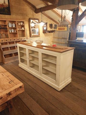 decoratieve oude toonbank met vitrine gedeelte  balie  toog beschikbaar voor biedingen