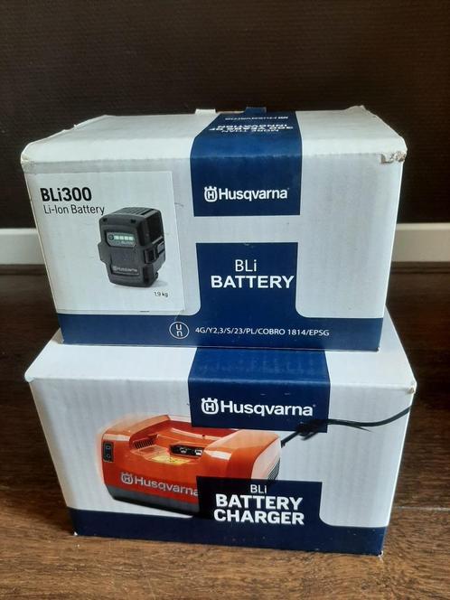 Nieuw in doos: Husqvarna BLi300 Accu + QC330 Snellader, Tuin en Terras, Bosmaaiers, Nieuw, Accu, Ophalen