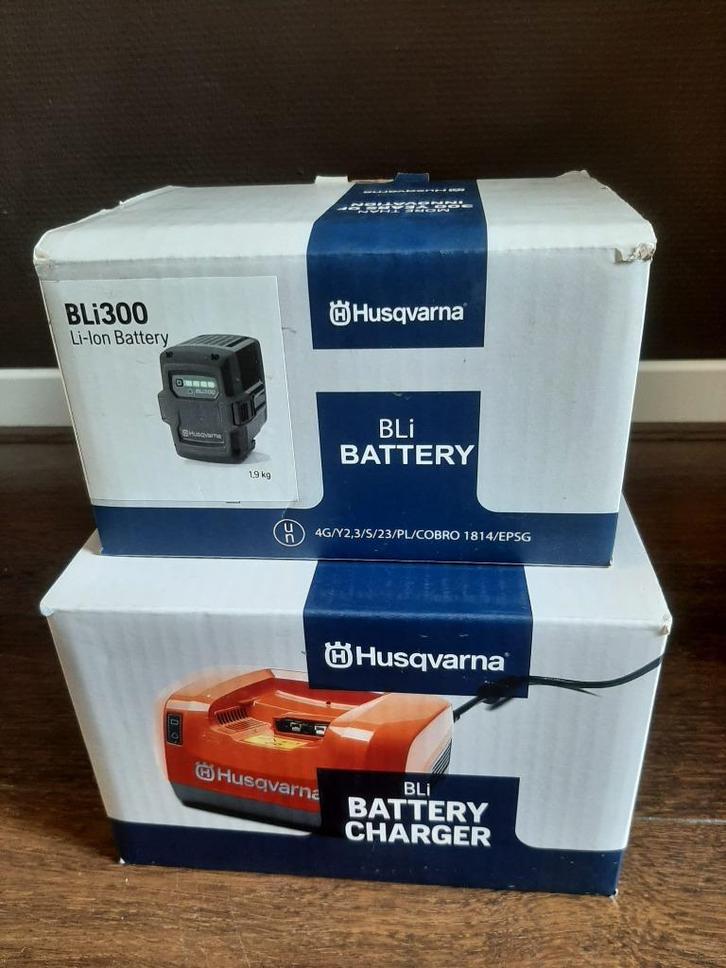 Nieuw in doos: Husqvarna BLi300 Accu + QC330 Snellader, Tuin en Terras, Bosmaaiers, Nieuw, Accu, Ophalen